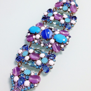 Браслет от Lilien Czech с кристаллами и кабошонами в пастельно-голубых оттенках