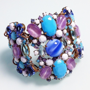 Браслет от Lilien Czech с кристаллами и кабошонами в пастельно-голубых оттенках
