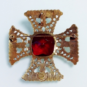 Винтажная брошь от Accessocraft в форме креста с кристаллом красного цвета