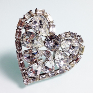 Винтажная брошь от Weiss в форме сердца с австрийскими кристаллами