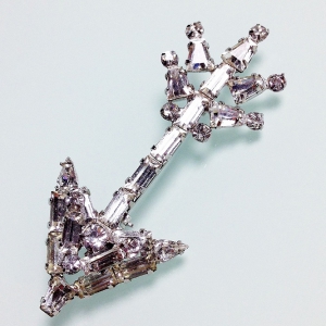 Винтажная брошь от Weiss в форме стрелы с австрийскими кристаллами