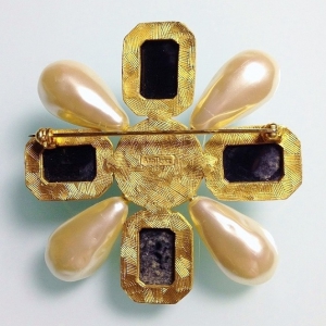 Винтажный крест от Ann Taylor с барочным жемчугом и кабошонами