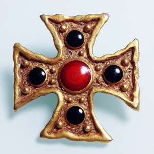 Винтажная брошь в форме мальтийского креста