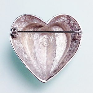 Винтажная брошь от Givenchy в форме сердца