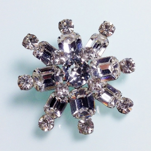 Винтажная брошь от Weiss в форме снежинки с кристаллами прозрачного цвета