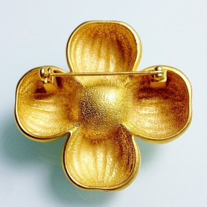 Винтажная брошь в форме цветка-креста с жемчугом