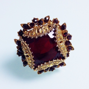 Винтажное кольцо от Florenza с кристаллами рубинового цвета