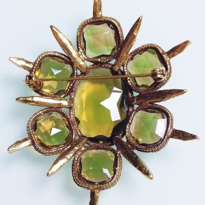Винтажная брошь от Accessocraft в форме креста с кристаллами оливкового цвета