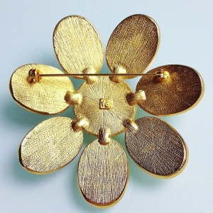Винтажная брошь от Les Bernard в форме цветка с жемчужными кабошонами