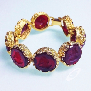 Винтажный браслет от Goldette с камеями (Intaglio) рубинового цвета