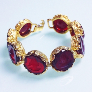 Винтажный браслет от Goldette с камеями (Intaglio) рубинового цвета