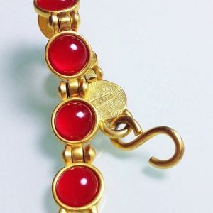 Винтажный браслет от Ann Taylor с кабошонами красного цвета