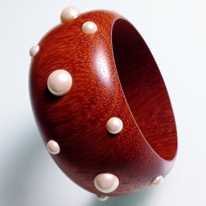 Винтажный браслет от Carolee из дерева с искусственным жемчугом