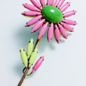 Винтажная брошь от Schreiner в форме цветка