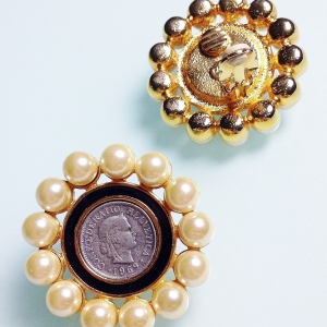 Винтажные клипсы от Carolee с монетками и искусственным жемчугом