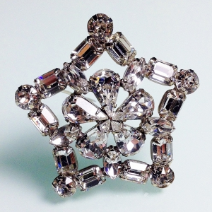 Винтажная брошь от Weiss в форме звезды с австрийскими кристаллами прозрачного цвета