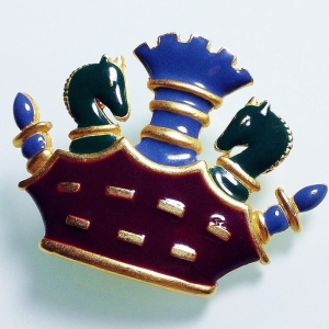 Винтажная брошь от M.Jent в форме короны с шахматными фигурами