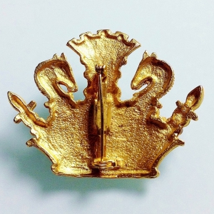 Винтажная брошь от M.Jent в форме короны с шахматными фигурами