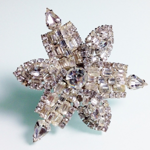 Винтажная брошь от Kramer в форме звезды-снежинки с австрийскими кристаллами