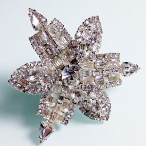 Винтажная брошь от Kramer в форме звезды-снежинки с австрийскими кристаллами