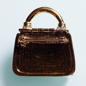 Винтажная брошь от St. John в форме дамской сумочки