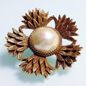 Винтажная брошь в форме цветка с барочной жемчужиной