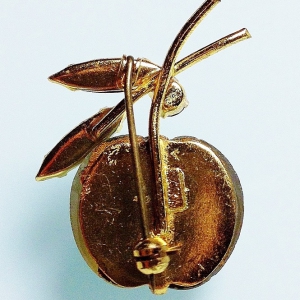 Винтажная брошь от Austria в форме ветви с вишенкой бирюзово-желтого цвета