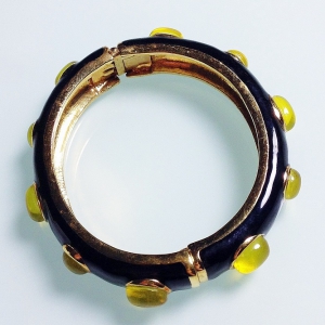 Винтажный браслет от Replica с кабошонами и эмалью