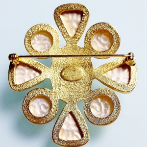 Винтажная брошь от Carolee в форме креста с искусственным жемчугом