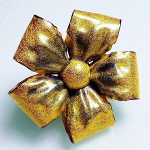 Винтажная брошь от Vendome в форме цветка-банта с эмалью