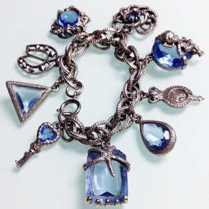 Винтажный чарм-браслет от Germany с чармами и голубыми кристаллами