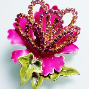 Винтажная брошь от Vendome в форме цветка с кристаллами