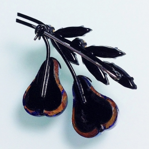 Винтажная брошь от Austria в форме ветви с грушами кобальтово-аметистового цвета