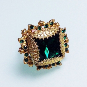 Винтажное кольцо от Florenza с кристаллами изумрудного цвета