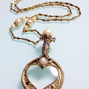Винтажная лупа 1928 Jewelry с рисунком в форме сердца и жемчугом