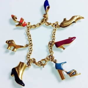 Винтажный чарм-браслет от Metropolitan Museum of Art с женскими туфельками
