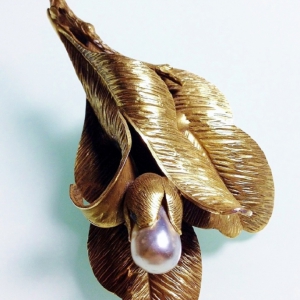 Винтажная брошь от Hobe в форме цветка с барочным жемчугом
