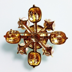 Винтажная брошь от St. John в форме креста c барочным жемчугом