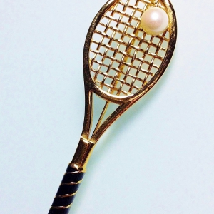 Винтажная брошь от Carolee в форме теннисной ракетки