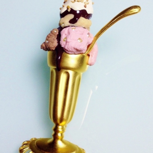 Винтажная брошь от Bob Mackie в форме мороженого