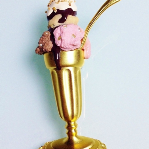 Винтажная брошь от Bob Mackie в форме мороженого