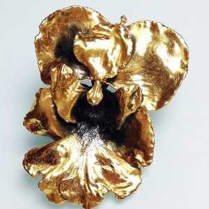 Винтажная брошь от Tortolani в форме цветка ириса