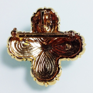 Винтажная брошь от St. John в форме креста