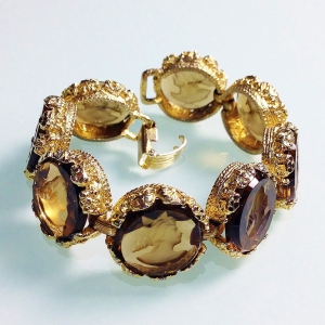 Винтажный браслет от Goldette с камеями (Intaglio) цвета дымчатого топаза