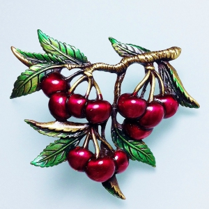Винтажная брошь от Jonette Jewelry Co в виде вишни