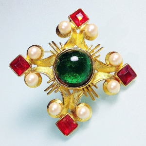 Винтажная брошь от Ben-Amun в форме креста с кабошоном, жемчугом и кристаллами