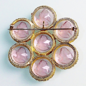 Винтажная брошь от Goldette с камеями (Intaglio) нежно-розового цвета