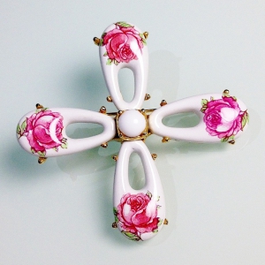 Винтажная брошь от Jeanne в форме креста с розами