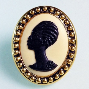 Винтажная камея от Coreen Simpson с профилем чернокожей женщины