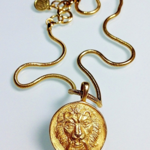 Винтажное колье от Anne Klein с подвеской-медальоном cо львом